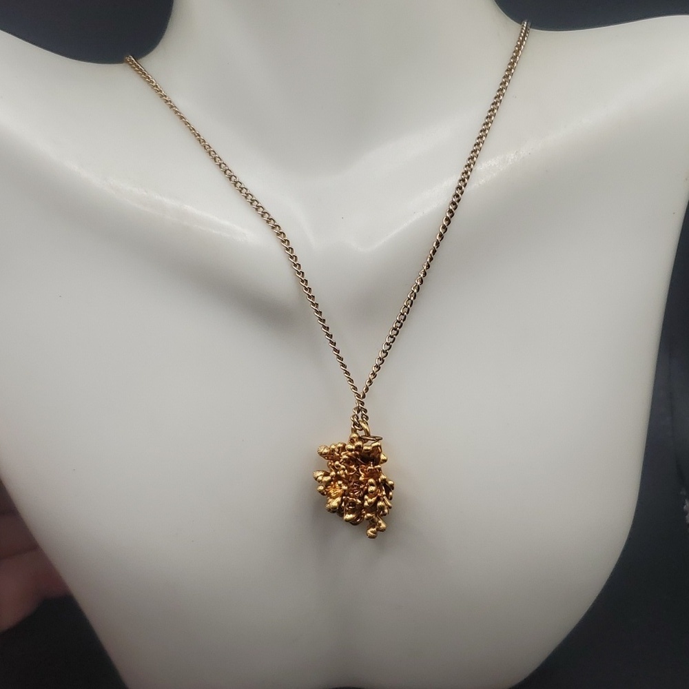 N2813 18kt hydrangea pendant flower chain is (gold tone)
